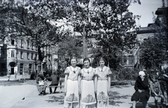 Magyarország, Budapest VIII., Rákóczi tér, a háttérben balra a Bacsó Béla (Német) utca - Vásár utca sarok., 1930, Barbjerik Ferenc, csoportkép, utcakép, életkép, kézimunka, Budapest, Fortepan #148180