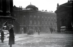 Hungary, Budapest I., a Királyi Palota (később Budavári Palota) Hunyadi udvara. Balról a Mátyás király kút, az Oroszlános Kapu és a főőrség épülete., 1935, Barbjerik Ferenc, cop, crown guards, Budapest, Fortepan #148188