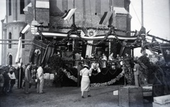 Magyarország, Budapest XIV., Kassai tér, a felvétel a Szentlélek-templom harangjainak felszentelésekor készült., 1937, Barbjerik Ferenc, templom, zászló, pap, címer, katolikus, neoromán építészet, Budapest, Petrovácz Gyula-terv, Fortepan #148195