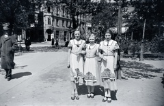 Magyarország, Budapest VIII., Rákóczi tér, a háttérben balra a Bacsó Béla (Német) utca - Vásár utca sarok., 1930, Barbjerik Ferenc, kézimunka, Budapest, hárman, Fortepan #148196