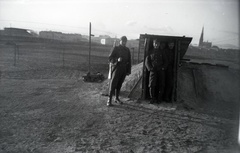 Magyarország, Budapest XIV., az egykori lóversenytér, a későbbi Népstadion területe, háttérben jobbra a Rózsafüzér Királynéja-templom a Thököly út - Cházár András utca sarkon., 1942, Barbjerik Ferenc, katona, őrség, Budapest, Fortepan #148198