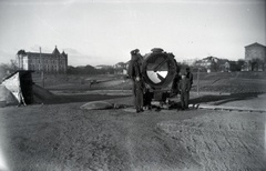 Magyarország, Budapest XIV., az egykori lóversenytér, a későbbi Népstadion területe, háttérben a Magyar Állami Földtani Intézet és a Víztorony., 1942, Barbjerik Ferenc, Budapest, légvédelmi fényszóró, Fortepan #148201