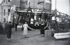 Magyarország, Budapest XIV., Kassai tér, a felvétel a Szentlélek-templom harangjainak felszentelésekor készült., 1937, Barbjerik Ferenc, zászló, pap, címer, csörlő, Budapest, Fortepan #148210