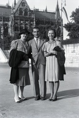 Magyarország, Budapest V., pesti alsó rakpart, háttérben a Parlament déli homlokzata., 1938, Barbjerik Ferenc, Budapest, csíkos ruha, kabát a karon, Fortepan #148227