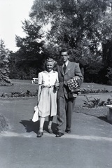 Hungary, Margit Islands, Budapest, 1936, Barbjerik Ferenc, smile, man and woman, double portrait, coat draped over arm, Fortepan #148230