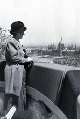 Magyarország, Halászbástya,budai Vár, Budapest I., kilátás a Parlament felé., 1941, Barbjerik Ferenc, Steindl Imre-terv, országház, eklektikus építészet, Budapest, hölgy, kalap, Fortepan #148233