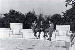 Magyarország, Halászbástya,budai Vár, Budapest I., Schulek lépcső, háttérben a Parlament., 1937, Barbjerik Ferenc, csoportkép, férfiak, bricsesz, Budapest, Fortepan #148248