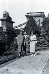 Magyarország, Budapest I., park a Széchenyi Lánchíd budai hídfőjénél., 1937, Barbjerik Ferenc, híd, csoportkép, oroszlán, bricsesz, Budapest, Fortepan #148249