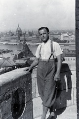 Hungary, Halászbástya, Budapest I., kilátás a Parlament felé., 1937, Barbjerik Ferenc, portrait, man, Imre Steindl-design, breech, parliament, suspenders, eclectic architecture, Budapest, Fortepan #148252