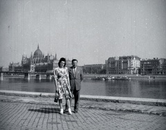 Hungary, Budapest V.,Budapest I., budai alsó rakpart, háttérben balra a Kossuth híd és a Parlament., 1953, Barbjerik Ferenc, Kossuth-bridge, parliament, Budapest, man and woman, Fortepan #148255