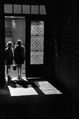 Hungary, Budapest VI., a Dessewffy utca 30. számú ház kapuja., 1958, Barbjerik Ferenc, Budapest, standing in door, girls, shadow, backlight, gateway, Fortepan #148257