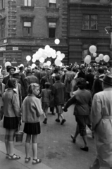 Hungary, Budapest VII., Wesselényi utca, szemben a Szövetség utca. Május 1-i felvonulók., 1958, Barbjerik Ferenc, Budapest, wicker bag, tress, baloon, girls, Fortepan #148259