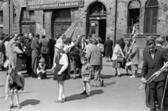 Hungary, Budapest VII., az Almássy tér Wesselényi utcai szakasza, május 1-i felvonulók, háttérben a 16-os számú ház látható., 1958, Barbjerik Ferenc, Budapest, bullet hole, kids, warehouse, Fortepan #148262