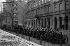 Magyarország, Budapest VIII., a II. János Pál pápa (Tisza Kálmán) tér déli oldala, szemben Vay Ádám utca., 1943, Barbjerik Ferenc, Budapest, kézikocsi, Fortepan #148293