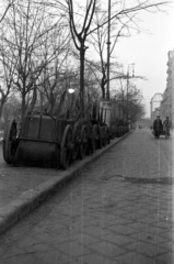 Magyarország, Budapest VIII., a II. János Pál pápa (Tisza Kálmán) tér déli oldala a Dologház utca felé nézve., 1943, Barbjerik Ferenc, Budapest, kézikocsi, Fortepan #148294