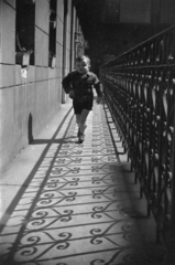 1943, Barbjerik Ferenc, shadow, railing, courtyard balcony, kid, Fortepan #148298