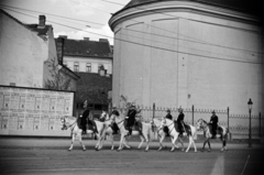 Magyarország, Budapest I., Attila út (körút), jobbra az Alexandriai Szent Katalin-templom., 1943, Barbjerik Ferenc, Budapest, plakát, lovasrendőr, Fortepan #148299