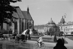 Románia,Erdély, Kolozsvár, Fő tér, Hunyadi Mátyás emlékműve és a Szent Mihály-templom., 1942, Barbjerik Ferenc, Mátyás király ábrázolás, huszártorony, kerékpár, Fortepan #148311