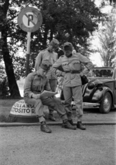 Hungary, Margit Islands, Budapest, autóforduló a Hajós Alfréd Nemzeti Sportuszoda előtt., 1942, Barbjerik Ferenc, newspaper, reading, akimbo, soldier, Fortepan #148318