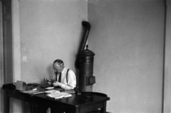 Hungary, Budapest VI., Andrássy út 101., MÚOSZ székház., 1949, Barbjerik Ferenc, Budapest, table, gentleman, suspenders, stove pipe, iron stove, office, Fortepan #148335