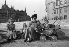 Hungary, Budapest V., pesti alsó rakpart, háttérben balra a Parlament déli homlokzata, jobbra fent a Széchenyi rakpart., 1949, Barbjerik Ferenc, parliament, Budapest, lady, kids, baby carriage, mother, Fortepan #148336