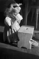 1949, Barbjerik Ferenc, sunshine, ribbon, girl, sitting on the ground, parquet floor, drinking, mug, footstool, slippers, Fortepan #148337