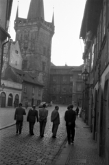 Csehország, Prága, a Károly híd kisoldali tornya a Misenská ulice felől nézve., 1953, Barbjerik Ferenc, Csehszlovákia, utcakép, járókelő, háttal, torony, Fortepan #148355