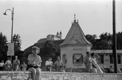 Magyarország,Balaton, Tihany, Balatoni Akvárium és pénztárépület a kikötőnél, háttérben a Bencés Apátság., 1957, Barbjerik Ferenc, falon ülni, turista, Fortepan #148367