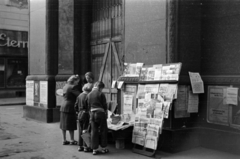 Magyarország, Budapest VI., Teréz körút 38. (Lenin körút 96.), balra a Dessewffy utca., 1957, Barbjerik Ferenc, újság, újságárus, Budapest, Fortepan #148370