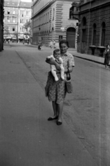 Magyarország, Budapest VI., Dessewffy utca a Teréz (Lenin) körút felé nézve., 1955, Barbjerik Ferenc, Budapest, kézben tartani, Fortepan #148380