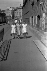 Magyarország, Budapest VIII., a felvétel a Népszínház utca 8., a Bánki Donát Gépipari Középiskola (később főiskola) épülete előtt készült. Háttérben jobbra a Blaha Lujza téren a Nemzeti Színház., 1955, Barbjerik Ferenc, Budapest, anya, nyári ruha, lányok, fonott áru, Fortepan #148393