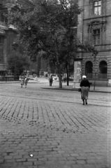 Magyarország, Budapest V., Bajcsy-Zsilinszky út, szemben balra a Szent István téren a Szent István-bazilika., 1955, Barbjerik Ferenc, Budapest, utcakép, kockakő, kváderkő, kocsifelhajtó, Fortepan #148405