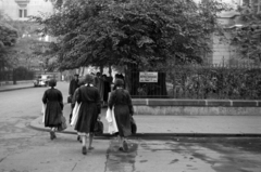 Hungary, Budapest VI., Andrássy út (Népköztársaság útja) 104., balra a Bajza utca., 1958, Barbjerik Ferenc, Budapest, street name sign, schoolbag, briefcase, back, women, Fortepan #148406