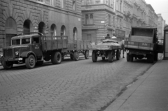 Magyarország, Budapest VI., Jókai utca, a Dessewffy utca felől a Weiner Leó utca felé nézve, balra a Lovag utca., 1955, Barbjerik Ferenc, lovaskocsi, Budapest, kváderkő, teherautó, Fortepan #148407