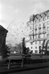 Magyarország, Budapest V., Március 15. tér, kilátás a Duna felé. Balra az Erzsébet királyné emlékművének csarnoka, jobbra a Pucher-bérpalota a Petőfi tér sarkán., 1955, Barbjerik Ferenc, emlékmű, Budapest, Fortepan #148428