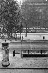 Magyarország, Budapest VI., Andrássy (Sztálin) út a MÚOSZ székházból nézve, szemben a 104. számú ház., 1956, Barbjerik Ferenc, hó, Budapest, Fortepan #148433