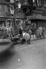 Magyarország, Budapest VI., új viágítótestek szerelése a Teréz körút 20. (Lenin körút 78.) előtt., 1959, Barbjerik Ferenc, Budapest, Fortepan #148436