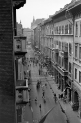 Magyarország, Budapest VI., kilátás a Dessewffy utca 30. számú házból a Teréz (Lenin) körút felé., 1957, Barbjerik Ferenc, Budapest, utcakép, madártávlat, Fortepan #148475