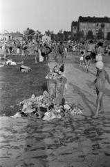 Hungary, Budapest XIII., Dagály (Szabadság) fürdő., 1958, Barbjerik Ferenc, Budapest, trash can, trash, Fortepan #148504