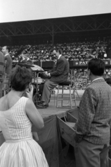 Magyarország, Budapest IX., Üllői út, FTC stadion. Háttal Psota Irén színművésznő, a színpadon a Magyar Rádió tánczenekara. Szemben a B tribün., 1959, Barbjerik Ferenc, Budapest, Fortepan #148521