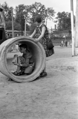 Magyarország, Hűvösvölgy, Budapest II., Hűvösvölgyi út (Vörös Hadsereg útja), autóbusz-végállomás., 1960, Barbjerik Ferenc, Budapest, lányok, tréfálkozás, kútgyűrű, betoncső, Fortepan #148562