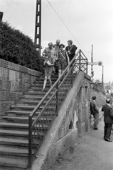 Magyarország, Hűvösvölgy, Budapest II., Hűvösvölgyi út (Vörös Hadsereg útja), lépcső a villamos-végállomásnál., 1960, Barbjerik Ferenc, Budapest, lányok, Fortepan #148563