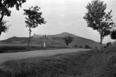 Magyarország, Boldogkőváralja, kőkereszt a Kossuth Lajos utcánál, háttérben Boldogkő vára., 1960, Barbjerik Ferenc, kereszt_jelkép, Fortepan #148569