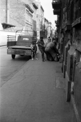 Magyarország, Budapest VI., Rózsa (Rózsa Ferenc) utca, a 74. számú háztól az Andrássy út (Népköztársaság útja) irányába nézve., 1960, Barbjerik Ferenc, Budapest, kíváncsiság, kisfiú, Fortepan #148573