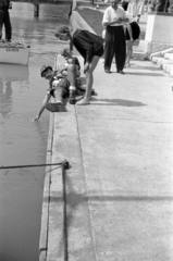 Magyarország, Balatonfüred, kikötő., 1960, Barbjerik Ferenc, turista, mutatvány, háton fekvés, Fortepan #148586