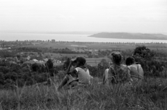 Magyarország, Balatonfüred, kilátás a Füredi öbölre és a Tihanyi-félszigetre., 1960, Barbjerik Ferenc, kirándulás, távolba tekint, Fortepan #148595