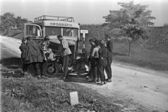 Magyarország, Aggtelek, a felvétel az Aggtelek-Pelsőc úton készült a település határában., 1961, Barbjerik Ferenc, autóbusz, motorkerékpár, tipográfia, Fortepan #148607