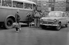 Magyarország, Budapest VIII., Blaha Lujza tér, háttérben a Nemzeti Színház., 1961, Barbjerik Ferenc, Moszkvics-márka, hátizsák, Moszkvics 407, rendszám, tipográfia, Budapest, fapofa, Fortepan #148611