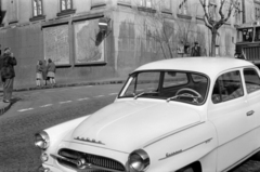 Hungary, Pécs, Széchenyi tér, háttérben a Ciszterci (Széchenyi) köz sarkánál a Ciszterci Rend Nagy Lajos Gimnáziuma és Kollégiuma., 1962, Barbjerik Ferenc, Skoda-brand, Cistercian Order, Fortepan #148668