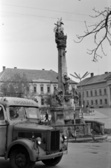 Hungary, Szekszárd, Béla király tér, Szentháromság-szobor, jobbra a régi Megyeháza (később Tolna Megyei Levéltár)., 1962, Barbjerik Ferenc, Fortepan #148671